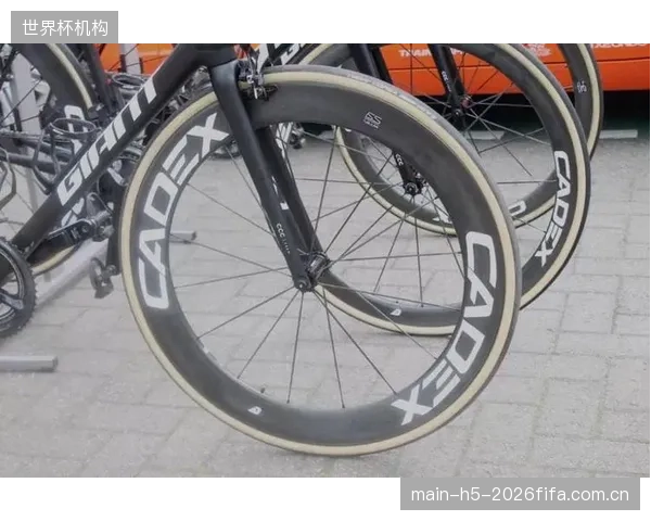 Zipp858NSW轮组如何借助“锯齿”状圈型，在环法序幕赛段复杂风况中有效抑制涡流脱落引发的抖振